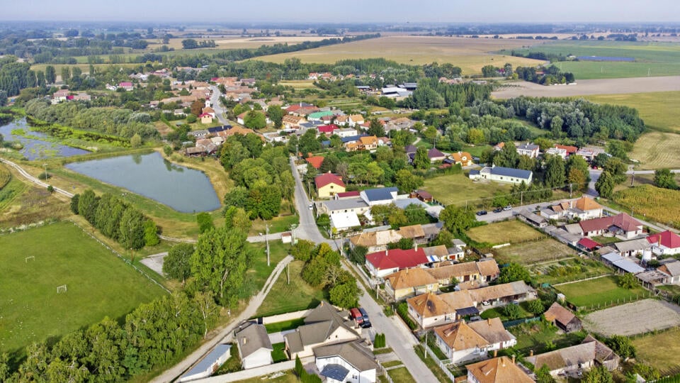 Pretrhnutá hrádza pri Kľúčovci bola súčasťou katastrofálnej povodne v roku 1965. Voda zaliala Komárno, Dunajskú Stredu a 46 obcí.