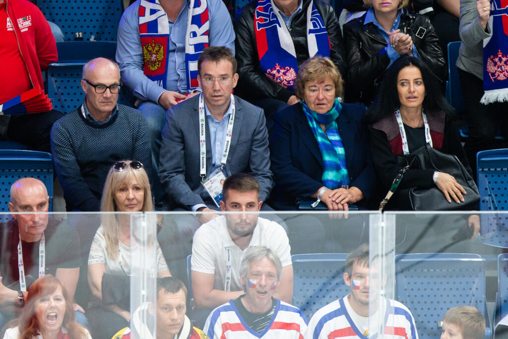 Na archívnej snímke Žigmund Pálffy v hľadisku počas zápasu nadstavbovej časti IIHF Majstrovstiev sveta v ľadovom hokeji medzi Ruskom a Českou republikou.