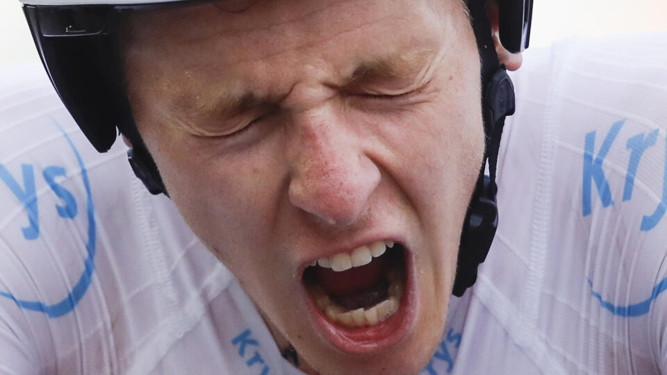 EBE 62 La Planche des Belles Filles - Na snímke slovinský cyklista a vedúci pretekár do 21 rokov Tadej Pogačar víťazí v predposlednej etape pretekov Tour de France - časovke na 22,5 km z Lure do La Planche des Belles Filles v sobotu 19. septembra 2020. Pogačar sa dostal do celkového vedenia pretekov a stane sa celkovým víťazom 107. ročníka Tour de France, ak v nedeľu príde do cieľa v Paríži. FOTO TASR/AP
Slovenia's Tadej Pogacar wins and takes the overall leader's yellow jersey as he crosses the