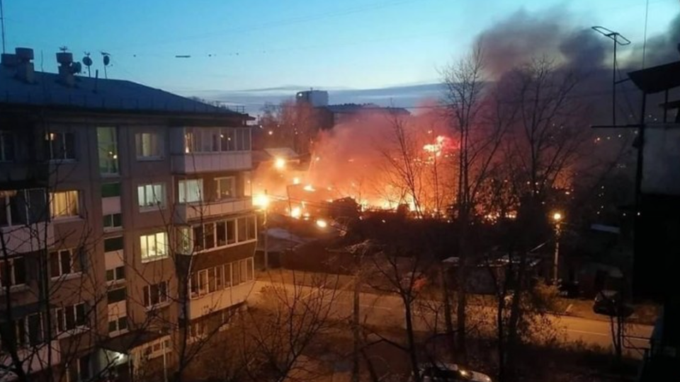 Un avion de chasse s'est écrasé dans un immeuble résidentiel à Irkoutsk, 2 pilotes ont été tués