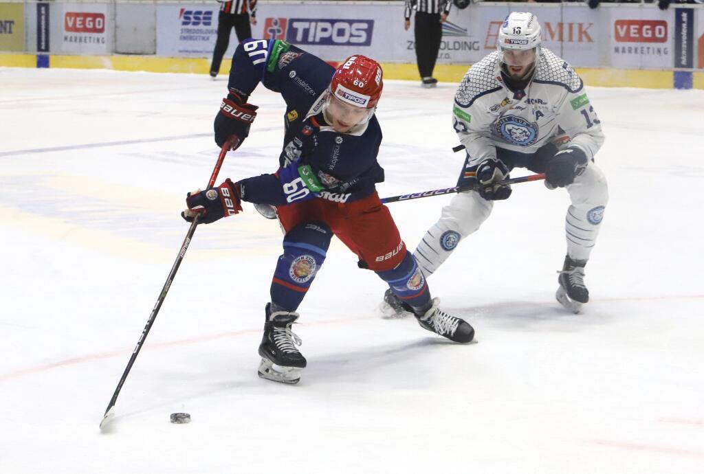 Na snímke zľava Shane Hanna (Zvolen) a Filip Krivošík (Nitra) bojujú o puk počas zápasu 31. kola Tipos extraligy HKM Zvolen - HK Nitra vo Zvolene v piatok 20. januára 2023.