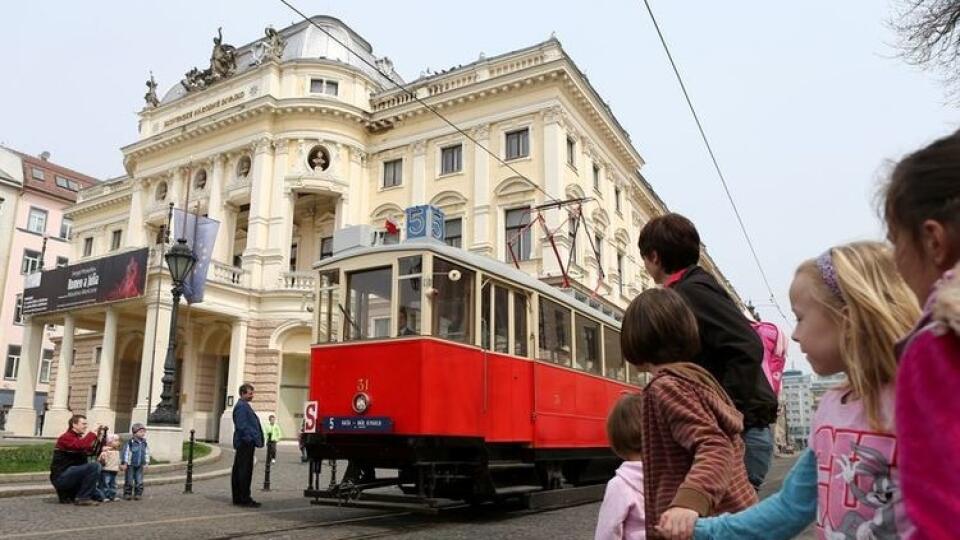 Ulice Bratislavy budú brázdiť historické električky aj autobusy.