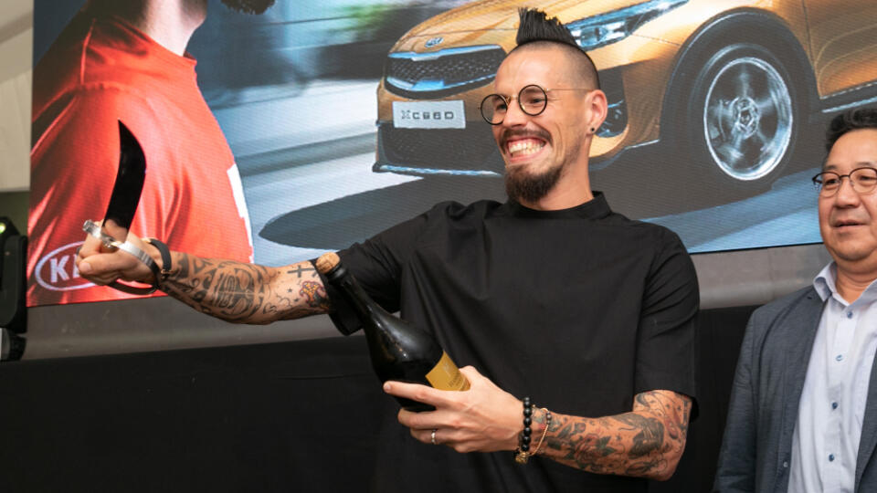 Na fotkách je Marek Hamšík pri krste nového modelu automobilu KIA.