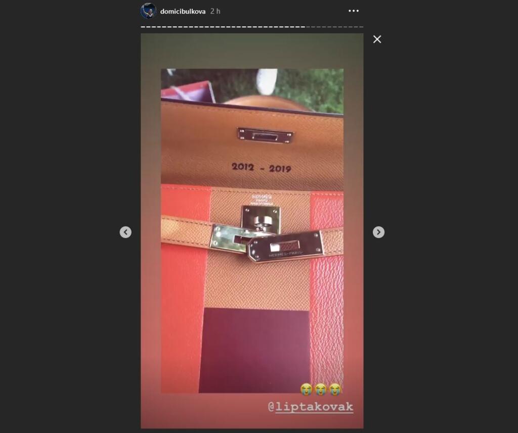 Darčeky Cibulková dostávala aj na včerajšej afterparty. Prekvapil ju jej tréner Matej Lipták, ktorý jej dal kabelku za približne 8 000 eur. Špeciálna je v tom, že sú na nej vygravírované roky 2012 - 2019. Práve od roku 2012 spolupracujú.