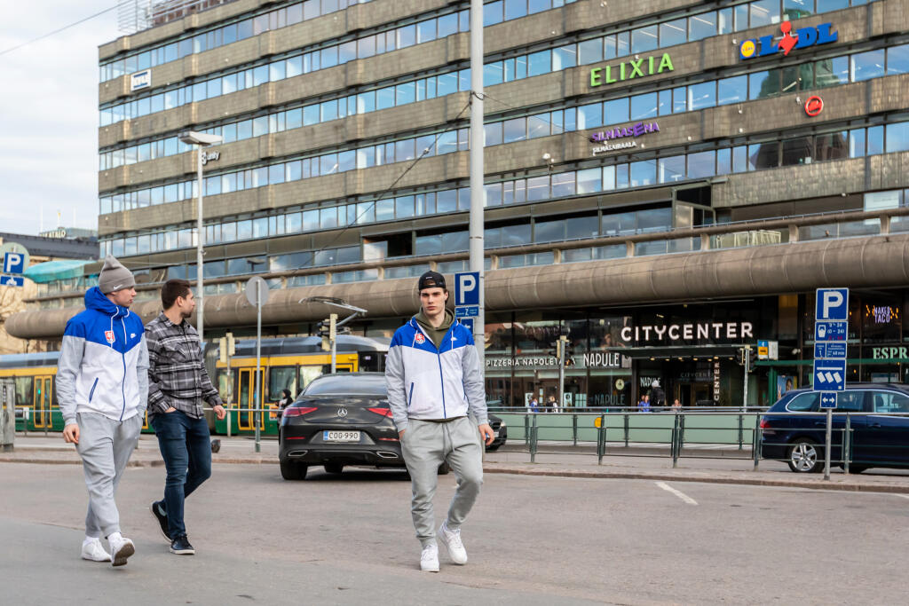 Na snímke sú slovenskí hokejoví reprezentanti Šimon Nemec, Samuel Takáč a Juraj Slafkovský počas prechádzky mestom na MS 2022 v Helsinkách.