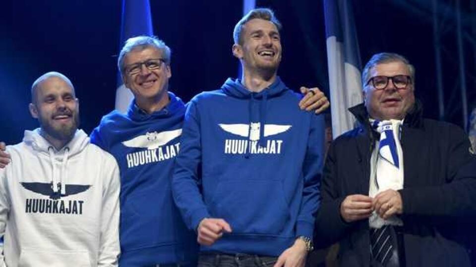 Brankár Jesse Joronen (druhý sprava) sa musí zmieriť s blížiacou sa smrťou otca Tima (druhý zľava).
