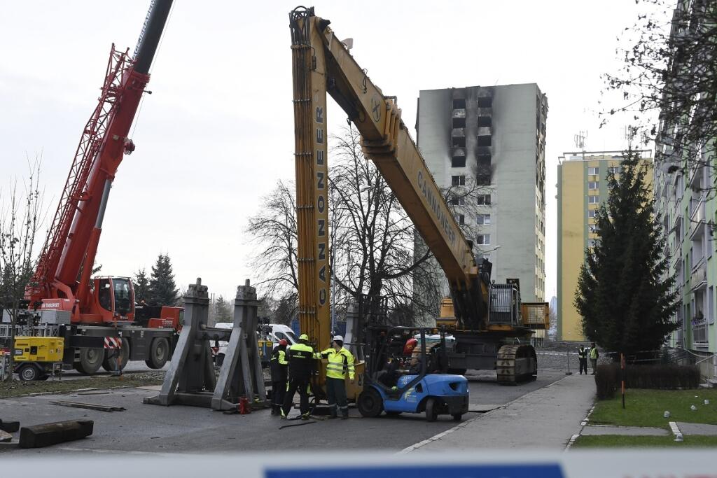 Na snímke skladanie stavebného demolačného stroja na Mukačevskej ulici v Prešove, ktorým budú búrať 12-podlažnú bytovku 