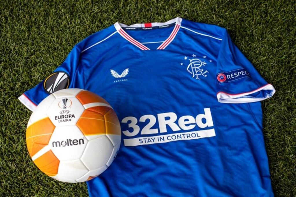 Škótsky futbalový klub Glasgow Rangers suspendoval svojich hráčov Jordana Jonesa a Georgea Edmundsona na porušenie protipandemických opatrení. Obaja futbalisti sa zúčastnili na večierku, čo im interné klubové nariadenia zakazujú.