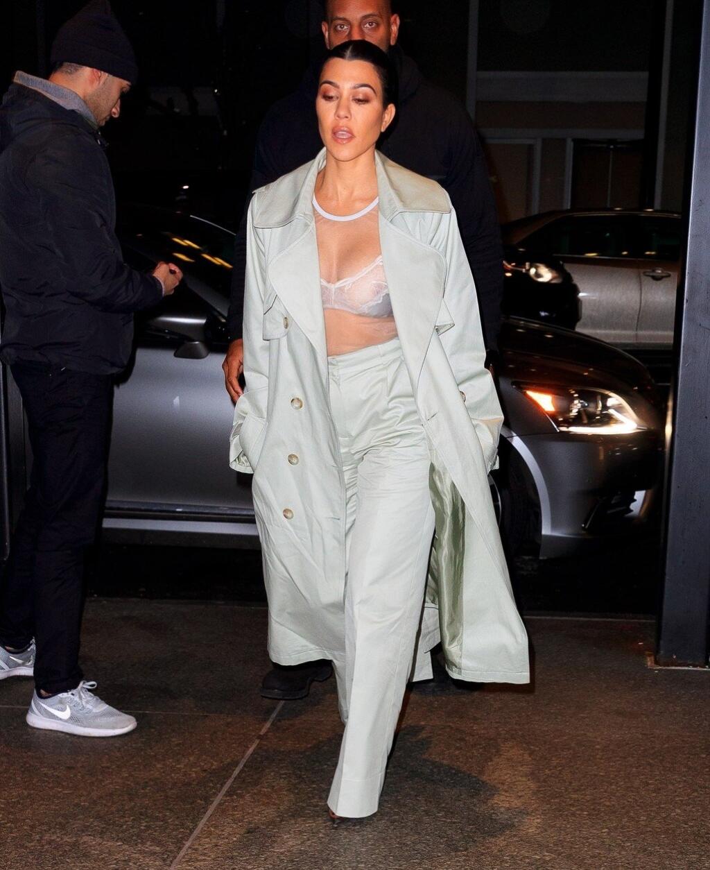 Kourtney Kardashian ukázala pri odchode z večere v New Yorku bradavku, Mala totiž na sebe len priehľadnú podrsenku