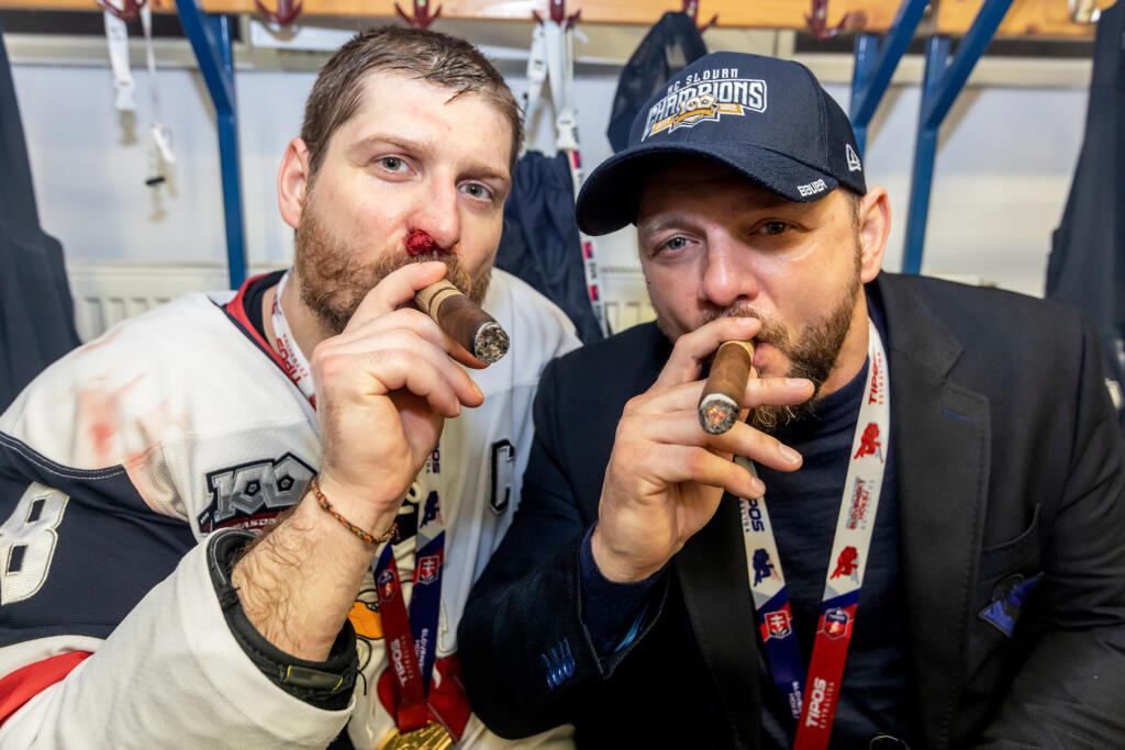 Hokejisti HC Slovan Bratislava zvíťazili v šiestom zápase finále Kaufland play off Tipos extraligy 2021/2022 a získali titul majstra SR. Šiesty zápas vyhrali s HK Nitra 5:2 a celú sériu 4:2 na zápasy. Na snímke je Michal Sersen ako oslavuje v šatni.