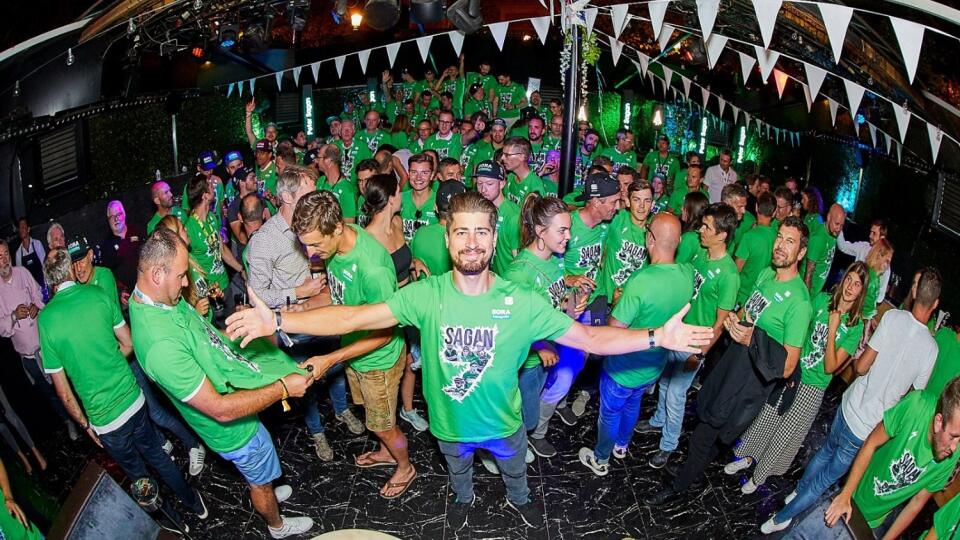 Peter Sagan si párty v Paríži užíval.