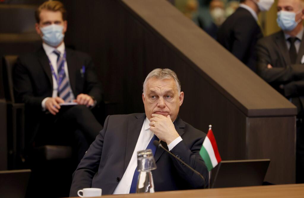 EBE 8 Brusel - Na snímke maďarský premiér Viktor Orbán počas mimoriadneho virtuálneho samitu lídrov Severoatlantickej aliancie v sídle NATO v Bruseli v piatok 25. februára 2022. FOTO TASR/AP

Hungarian Prime Minister Viktor Orban, center, attends a NATO leaders virtual summit at NATO headquarters in Brussels, Friday, Feb. 25, 2022. U.S. President Joe Biden and his NATO counterparts will seek Friday to reassure member countries on the alliance's eastern flank that their security is guaranteed as 