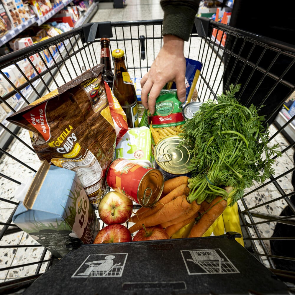 PRODUCTION - 14 April 2021, Berlin: A purchase lies in a shopping cart in a supermarket. The Federal Statistical Office announces the inflation rate for March 2021 on 15.04.2021. Photo: Fabian Sommer/dpa (Photo by Fabian Sommer/picture alliance via Getty Images)