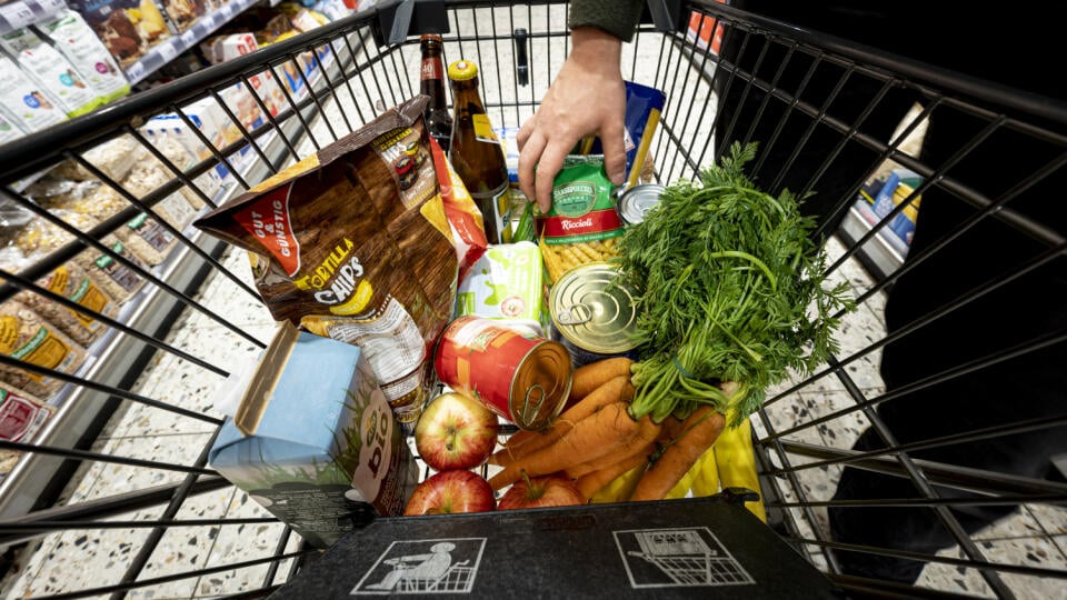 PRODUCTION - 14 April 2021, Berlin: A purchase lies in a shopping cart in a supermarket. The Federal Statistical Office announces the inflation rate for March 2021 on 15.04.2021. Photo: Fabian Sommer/dpa (Photo by Fabian Sommer/picture alliance via Getty Images)