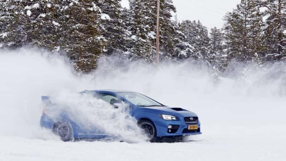 Subrau WRX STi driftuje na milimeter presne aj medzi ľudmi.