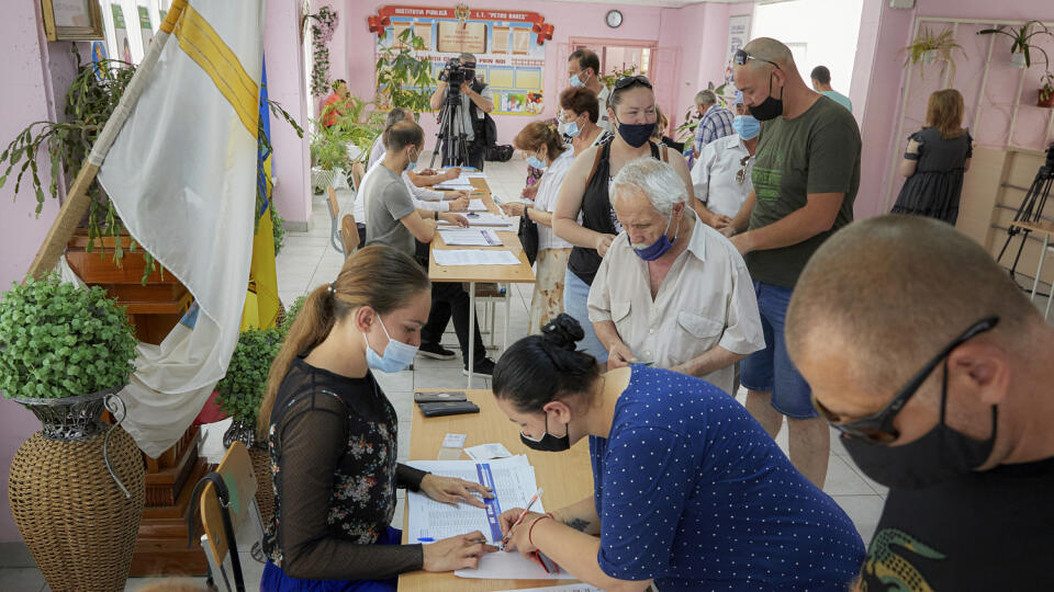 JB 32 Kišiňov - Voliči si preberajú hlasovacie lístky počas hlasovania v predčasných parlamentných voľbách v Moldavsku, vo volebnej miestnosti v Kišiňove 11. júla 2021. V Moldavsku sa v nedeľu konajú predčasné parlamentné voľby. Prezidentka tejto východoeurópskej krajiny Maia Sanduová dúfa, že sa jej v nich podarí posilniť pozíciu voči proruským stúpencom jej predchodcu Igora Dodona. Dodonovi podporovatelia majú v doterajšom parlamente väčšinu, takže môžu blokovať jej proeurópsku politiku, píše