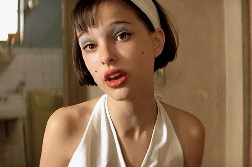 Natalie Portman (40): Leon (1994): Kultový Leon jej otvoril dvere do prvotriednej hereckej spoločnosti - 11-ročnú Portman doň napokon vybral samotný režisér Luc Besson z asi 2-tisíc kástovaných dievčat. Vo francúzskom krimitrileri si herecky sekundujúc Jeanovi Renovi maľovala oči, fajčila cigaretu, zaľúbila sa do staršieho muža a učila sa zabíjať, čo sa mimoriadne nepáčilo jej konzervatívnym rodičom.