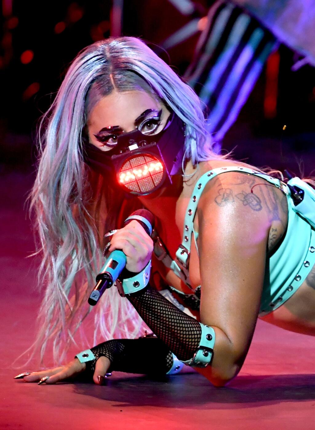 Lady Gaga a jej elektronická maska.