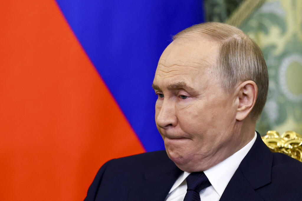 WA 3 Moskva - Ruský prezident Vladimir Putin počúva počas stretnutia s iránskym prezidentom Masúdom Pezeškijánom (nie je na snímke) v Moskve v piatok 17. januára 2025. FOTO TASR/AP 

Russian President Vladimir Putin attends the talks with Iranian President Masoud Pezeshkian at the Kremlin in Moscow, Russia, Friday, Jan. 17, 2025. (Evgenia Novozhenina/Pool Photo via AP)