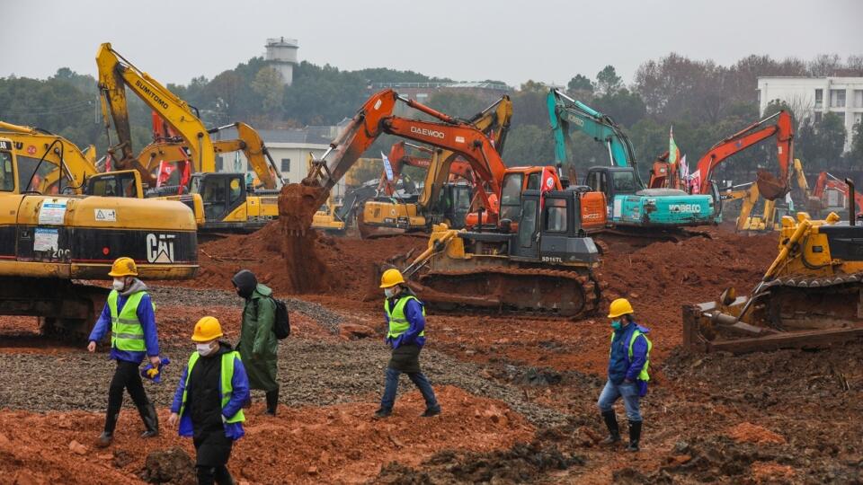 Čínske mesto Wu-chan, ktoré je pravdepodobne epicentrom nákazy, postaví za 10 dní nemocnicu pre ľudí nakazených koronavírusom.