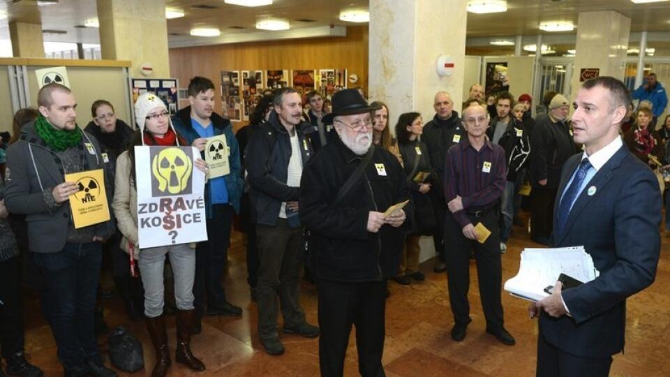 Protest aktivistov proti plánovanej ťažbe uránu na Jahodnej pri Košiciach 11. februára 2013 pred rokovaním Mestského zastupiteľstva (MZ) v Košiciach. Na snímke vpravo primátor Košíc Richard Raši počas príchodu na MZ debatuje s aktivistami.