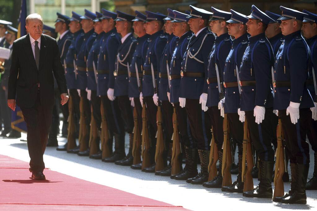 EBE 19 Sarajevo - Na snímke turecký prezident Recep Tayyip Erdogan počas prehliadky čestnej stráže v rámci uvítacieho ceremoniálu v bosnianskom Sarajeve 6. septembra 2022. FOTO TASR/AP

Turkey's President Recep Tayyip Erdogan reviews the honour guard during a welcome ceremony in Sarajevo, Bosnia, Tuesday, Sept. 6, 2022. (AP Photo/Armin Durgut)