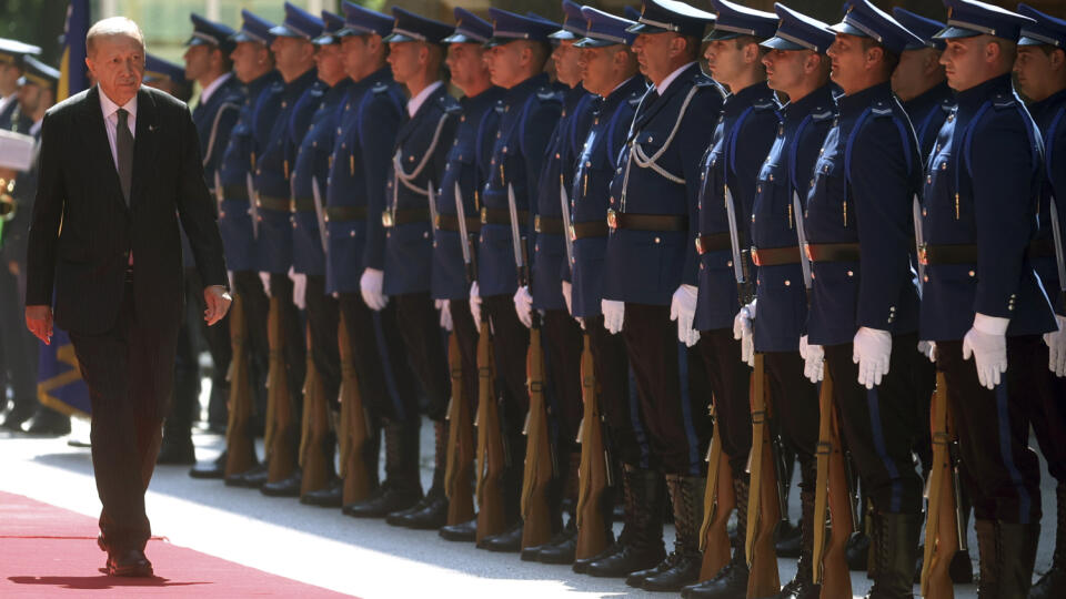 EBE 19 Sarajevo - Na snímke turecký prezident Recep Tayyip Erdogan počas prehliadky čestnej stráže v rámci uvítacieho ceremoniálu v bosnianskom Sarajeve 6. septembra 2022. FOTO TASR/AP
Turkey's President Recep Tayyip Erdogan reviews the honour guard during a welcome ceremony in Sarajevo, Bosnia, Tuesday, Sept. 6, 2022. (AP Photo/Armin Durgut)