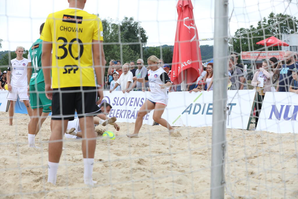 Dominika Cibulková ukázala niečo aj s futbalového umenia. Nechýbal jej pri tom úsmev na tvári.