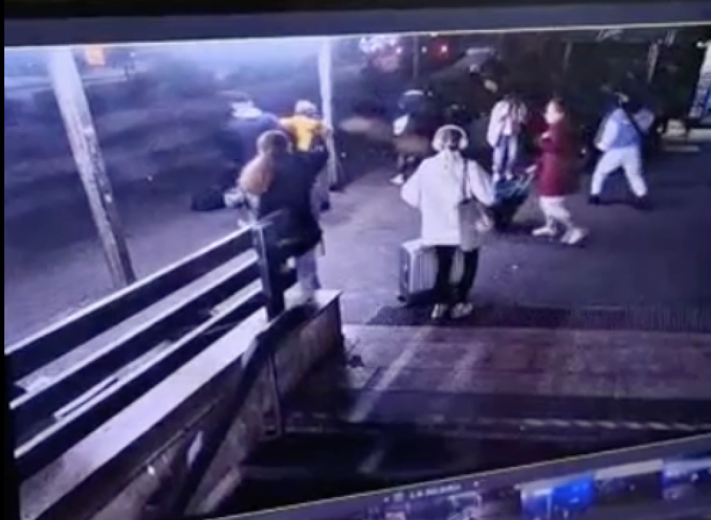 Na snímke ZÁBERY Z MIESTA smrteľnej nehody na zastávke MHD Zochova v Bratislave. Po tom, čo auto vpálilo medzi ľudí, nastala panika. Ľudia sa bežali pozrieť, čo sa stalo.