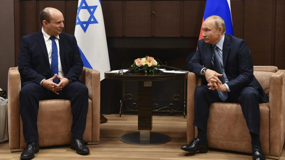 JB 29 Soči - Ruský prezident Vladimir Putin (vpravo) sa rozpráva s izraelským premiérom Naftalim Bennettom počas ich stretnutia v čiernomorskom letovisku v Soči 22. októbra 2021. FOTO TASR/AP
Russian President Vladimir Putin, right, and Israeli Prime Minister Naftali Bennett speak during their meeting in Sochi, Russia, Friday, Oct. 22, 2021. Russian President Vladimir Putin hosted Israeli Prime Minister Naftali Bennett Friday for their first meeting, hailing friendly ties between the two count