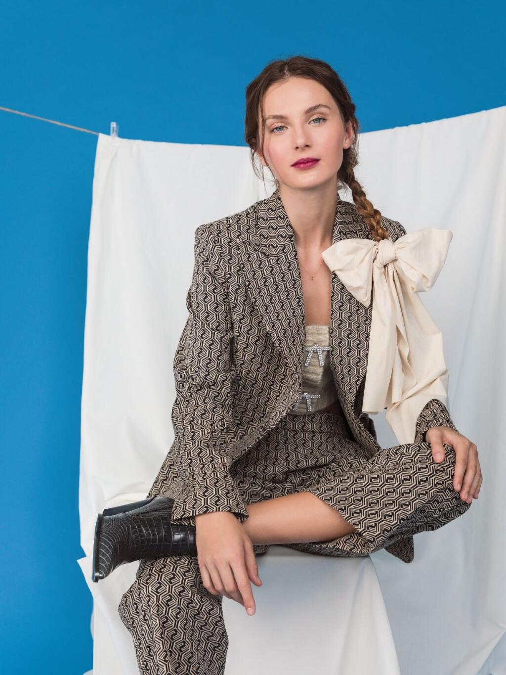 Nohavicový kostým je okrem biznis príležitostí vhodný aj na mnohé iné spoločenské akcie
v rámci takzvaného casual chic dresscode. Práve v takom prípade zvoľte kostým so zaujímavým vzorom, ktorý osviežte topom s rafinovaným detailom alebo masívnym šperkom.