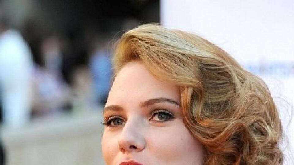 Scarlett Johansson má rada červený rúž.