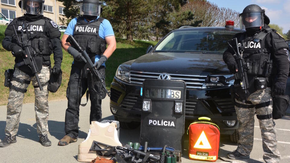 Zásahový tím prešovských kukláčov.  Ich pohotovostný policajný útvar drží nostop pohotovosť pre náhly ozbrojený incident. Príslušníci musia do 3 minút vyraziť z útvaru a zakročiť proti páchateľovi kdekoľvek v rámci kraja.