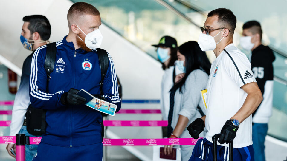 Slovenský majster mal už v stredu odohrať duel na Faerských ostrovoch, lenže pre pozitívny test u jedného z členov realizačného tímu sa musela na sever Európy vydať ďalšia výprava zložená z hráčov A-tímu a rezervy „belasých“.