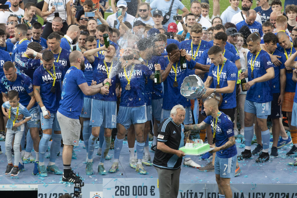 Na snímke futbalisti Slovana Bratislava , ktorý oslavujú zisk 4. titulu Fortuna ligy za sebou.