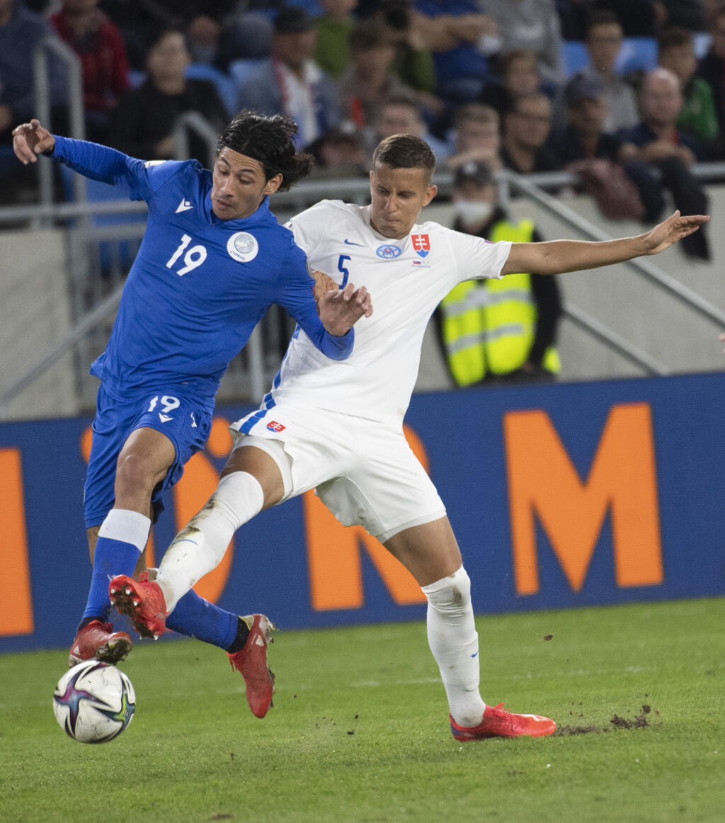 Na snímke vpravo slovenský obranca Ľubomír Šatka vľavo cyperský útočník Marios Ilia v zápase H-skupiny kvalifikácie MS 2022 vo futbale Slovensko - Cyprus v Bratislave 7. septembra 2021. FOTO TASR - Martin Baumann