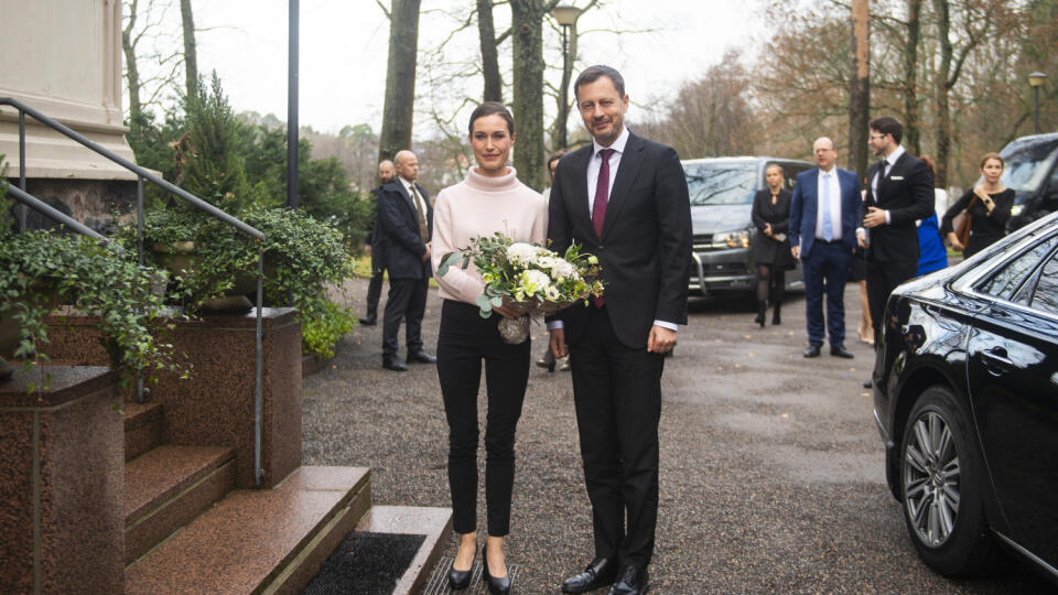 Na snímke fínska premiérka Sanna Marinová a slovenský premiér Eduard Heger (OĽaNO) počas prijatia 10. novembra 2022 v Helsinkách. FOTO TASR - Jakub Kotian