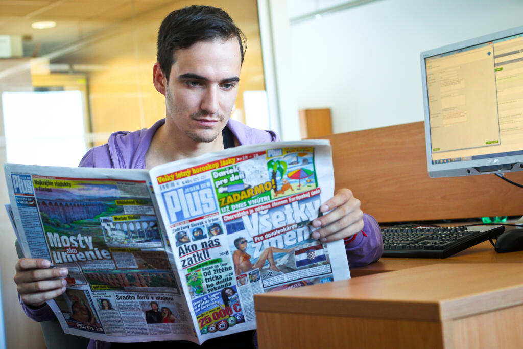 Na snimke slovensky spevak Jakub Petranik pocas online rozhovoru s citatelmi portalu PLUSKA.SK
