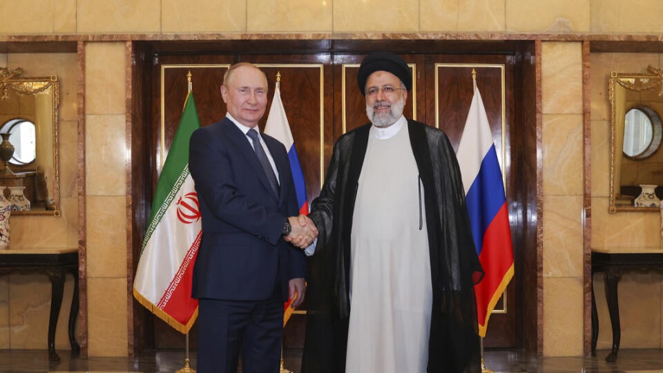 JB 20 Teherán - Ruský prezident Vladimir Putin (vľavo) si podáva ruku so svojím iránskym náprotivkom Ebráhímom Raísím pred ich stretnutím v Teheráne 19. júla 2022. FOTO TASR/AP
n this photo released by the official website of the office of the Iranian Presidency, Russian President Vladimir Putin, left, and his Iranian counterpart Ebrahim Raisi shake hands for media at the start of their meeting in Tehran, Iran, Tuesday, July 19, 2022. (Iranian Presidency Office via AP)