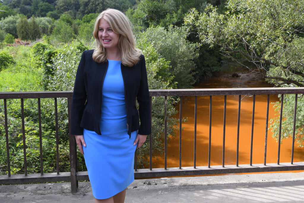 Na snímke prezidentka SR Zuzana Čaputová stojí pri znečistenej rieke Slaná počas návštevy obce Nižná Slaná, okres Rožňava v utorok 19. júla 2022. Rieka Slaná sa dočervena sfarbila v polovici februára v dôsledku vytekania banských vôd zo železorudnej bane v areáli bývalého banského podniku Siderit. Prezidentka v rámci prvého dňa svojho pracovného výjazdu na Gemer zamierila aj do Tornale, kde navštívila Agentúru integrovanej starostlivosti a stretla sa s predstaviteľmi samosprávy a Združenia obcí