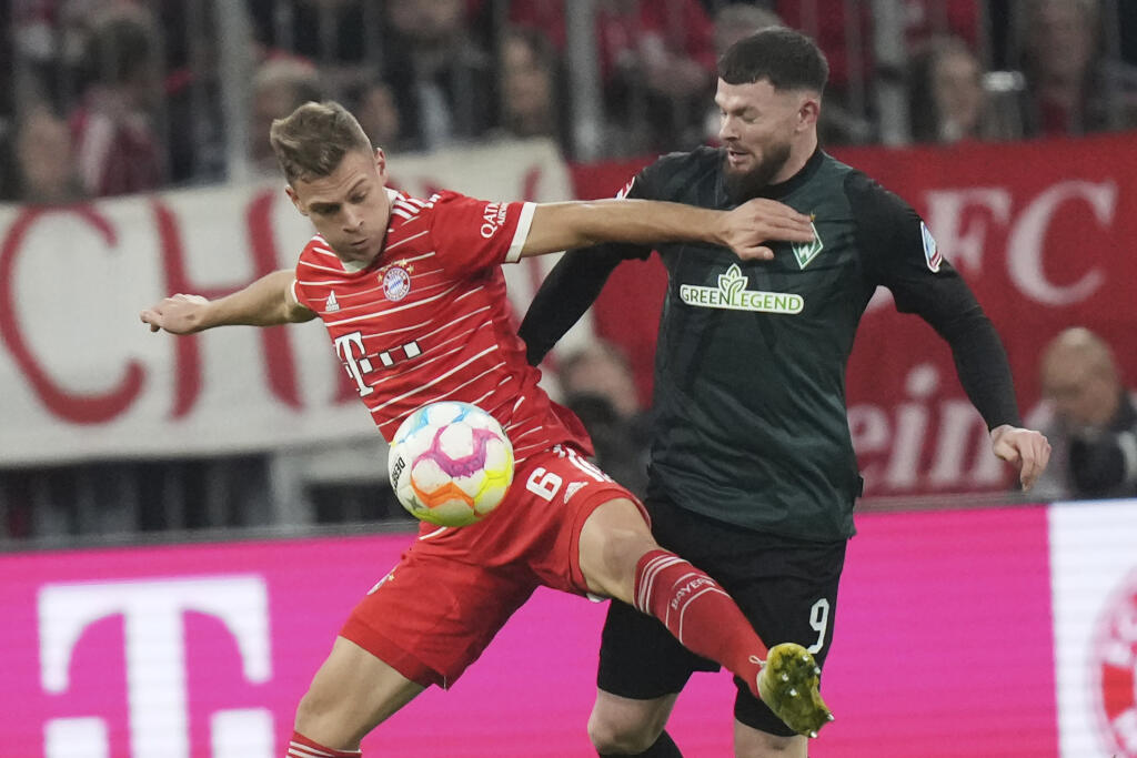 WA 46 Mníchov - Futbalista Bayern Mníchov Joshua Kimmich (vľavo) a hráč Brém Oliver Burke bojujú o loptu v zápase 14. kola nemeckej Bundesligy Bayern Mníchov - Werder Brémy v Mníchove v utorok 8. novembra 2022. FOTO TASR/AP
Bayern's Joshua Kimmich, left, and Bremen's Oliver Burke challenge for the ball during the Bundesliga soccer match between Bayern Munich and Werder Bremen at the Allianz Arena in Munich, Germany, Tuesday, Nov. 8, 2022. (AP Photo/Matthias Schrader)