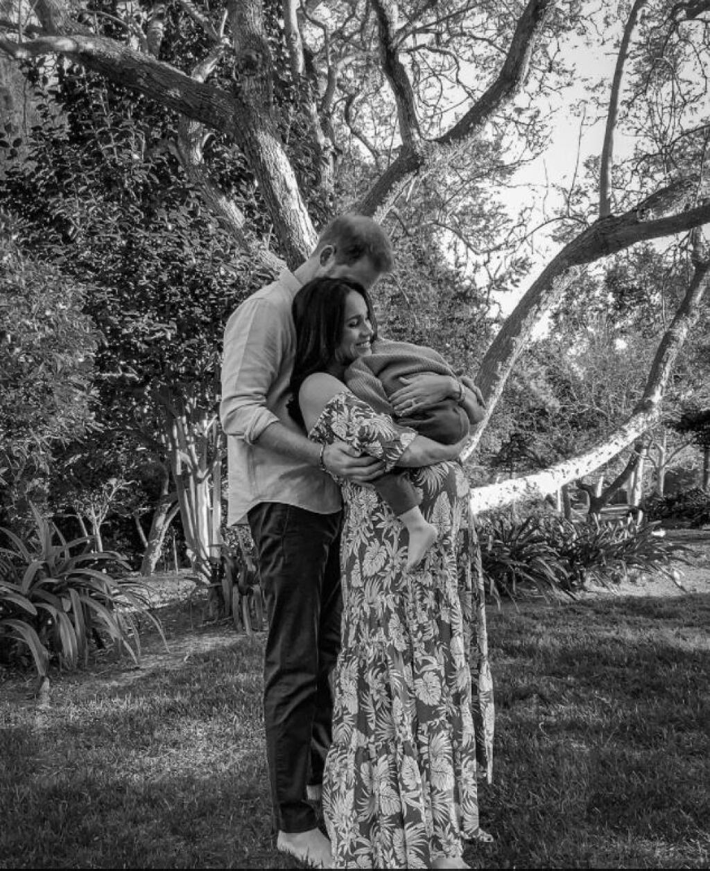 Fotografia princa Harryho a Meghan s Archiem sa objavila na sociálnych sieťach len niekoľko hodín po rozhovore s Oprah Winfrey.