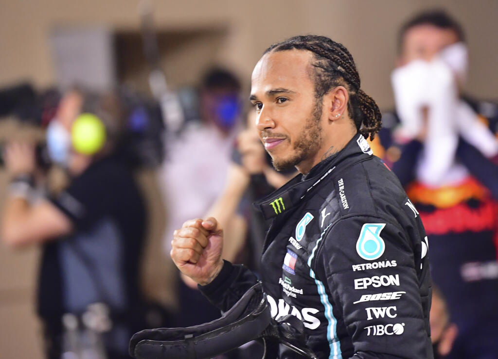 Lewis Hamilton sa dostal pod paľbu kritiky.
