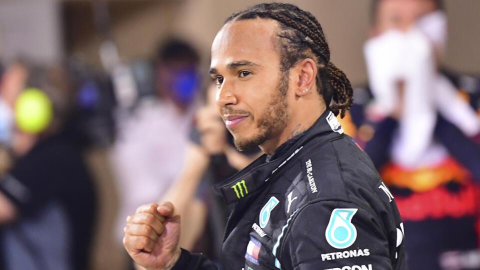 JB 65 Sachir - Britský jazdec F1 na Mercedese  Lewis Hamilton oslavuje po jeho víťazstve pretekov Veľkej ceny Bahrajnu formuly 1 na okruhu Sachir, v Sachire 29. novembra 2020. FOTO TASR/AP

Mercedes driver Lewis Hamilton of Britain celebrates after winning the Formula One Bahrain Grand Prix in Sakhir, Bahrain, Sunday, Nov. 29, 2020. (Giuseppe Cacace, Pool via AP)