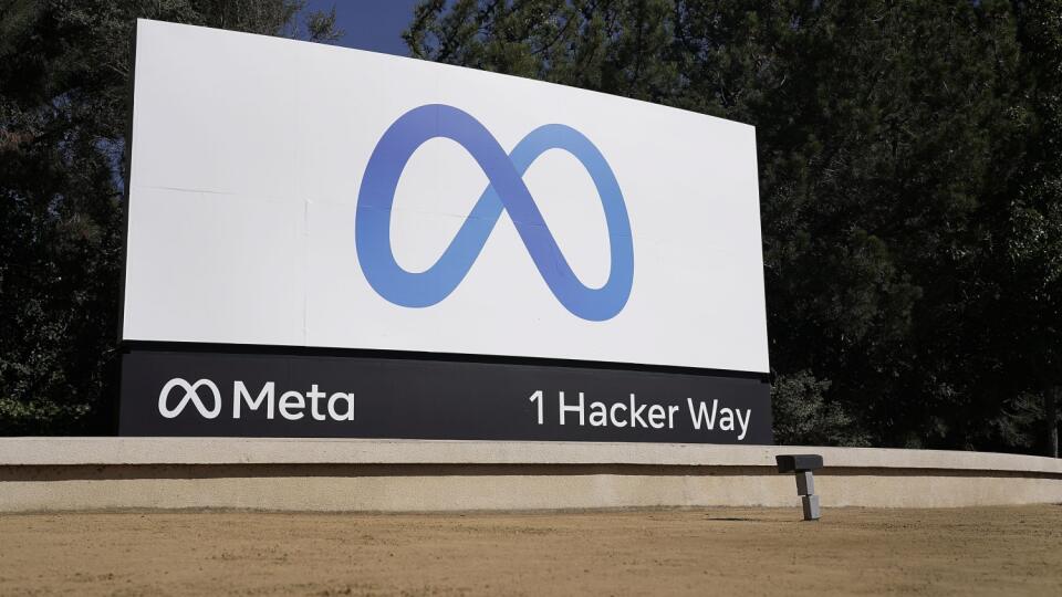 KK5 Menlo Park - Spoločnosť Facebook odhalila nové logo a nový názov Meta v sídle spoločnosti 28. októbra 2021 v Menlo Parku. Generálny riaditeľ americkej spoločnosti Facebook Mark Zuckerberg vo štvrtok oznámil, že jeho firma sa premenuje na Meta. Ide o súčasť jeho snahy obsiahnuť v názve spoločnosti svoju víziu virtuálnej reality pre budúcnosť, ktorú Zuckerberg nazýva metaverzum. FOTO TASR/AP
Facebook unveiled their new Meta sign at the company headquarters in Menlo Park, Calif., Thursday, Oc