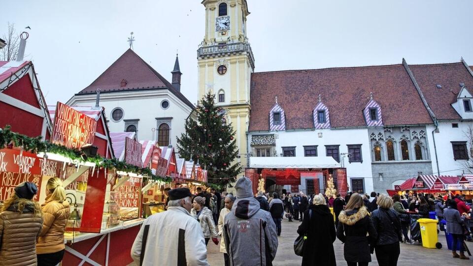 Vianočné trhy v Bratislave sú plné turistov, podľa slovenských úradov žiadne informácie o ohrození slovenských lokalít nie sú.