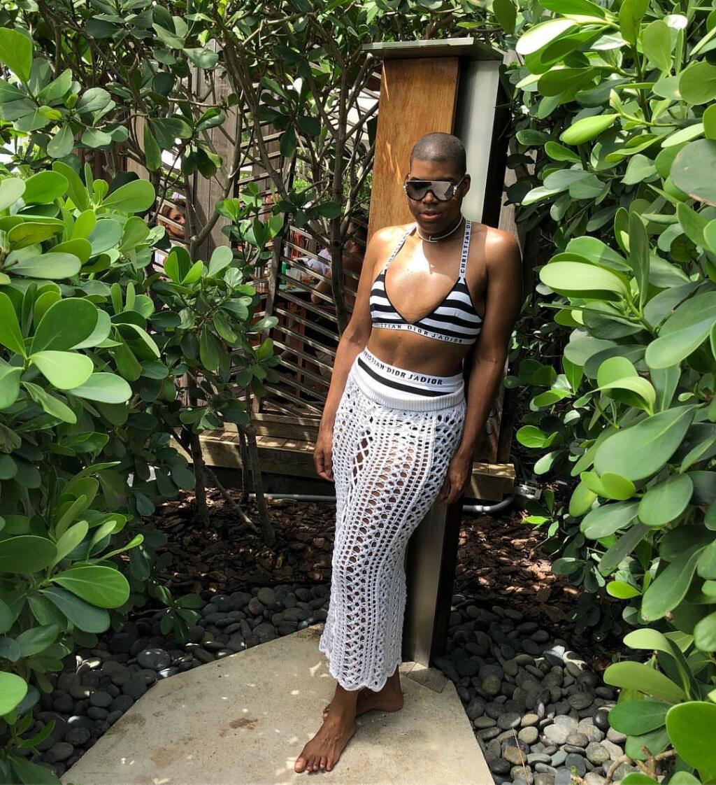 EJ Johnson sa oblieka ako žena a podporuje ho v tom celá rodina.
