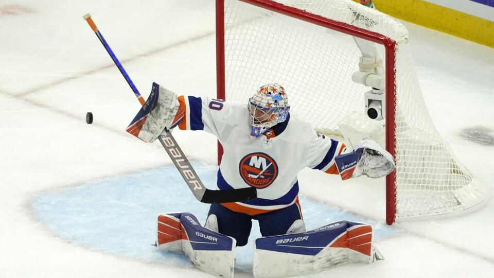 EBE 2 Chicago - Na snímke ruský brankár Islanders Iľja Sorokin blokuje strelu v zápase hokejovej NHL Chicago Blackhawks - New York Islanders v noci na 20. októbra 2021. FOTO TASR/AP
New York Islanders goaltender Ilya Sorokin makes a blocker save during the second period of the team's NHL hockey game against the Chicago Blackhawks on Tuesday, Oct. 19, 2021, in Chicago. (AP Photo/Charles Rex Arbogast)