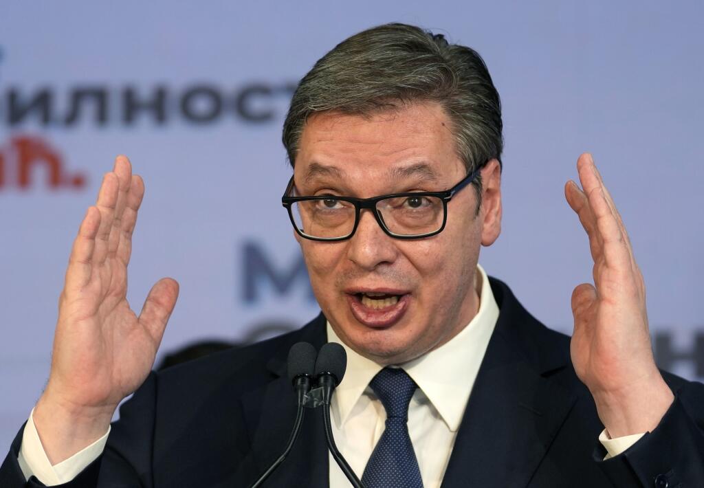 WA 6 Belehrad - Srbský prezident a prezidentský kandidát Aleksandar Vučič gestikuluje počas tlačovej konferencie po víťazstve v nedeľňajších voľbách hlavy štátu v Belehrade 3. apríla 2022. Jeho hlavný opozičný vyzývateľ, bývalý armádny generál Zdravko Ponoš získal podľa prognóz len niečo nad 17 percent hlasov. V súbežných parlamentných voľbách podľa týchto prognóz, vychádzajúcich z priebežného sčítania hlasov, zvíťazila Vučičova Srbská pokroková strana (SNS) s približne 43 percentami hlasov. Opo