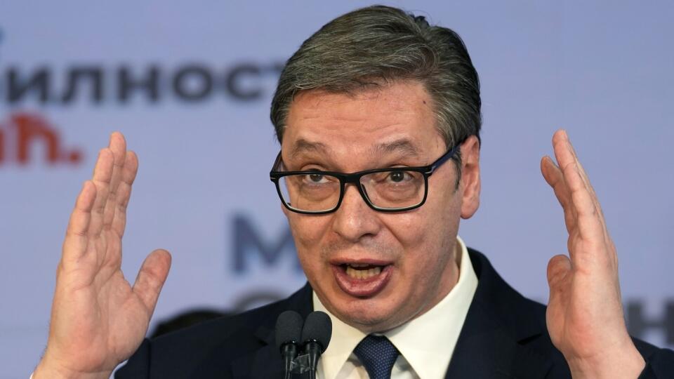 WA 6 Belehrad - Srbský prezident a prezidentský kandidát Aleksandar Vučič gestikuluje počas tlačovej konferencie po víťazstve v nedeľňajších voľbách hlavy štátu v Belehrade 3. apríla 2022. Jeho hlavný opozičný vyzývateľ, bývalý armádny generál Zdravko Ponoš získal podľa prognóz len niečo nad 17 percent hlasov. V súbežných parlamentných voľbách podľa týchto prognóz, vychádzajúcich z priebežného sčítania hlasov, zvíťazila Vučičova Srbská pokroková strana (SNS) s približne 43 percentami hlasov. Opo